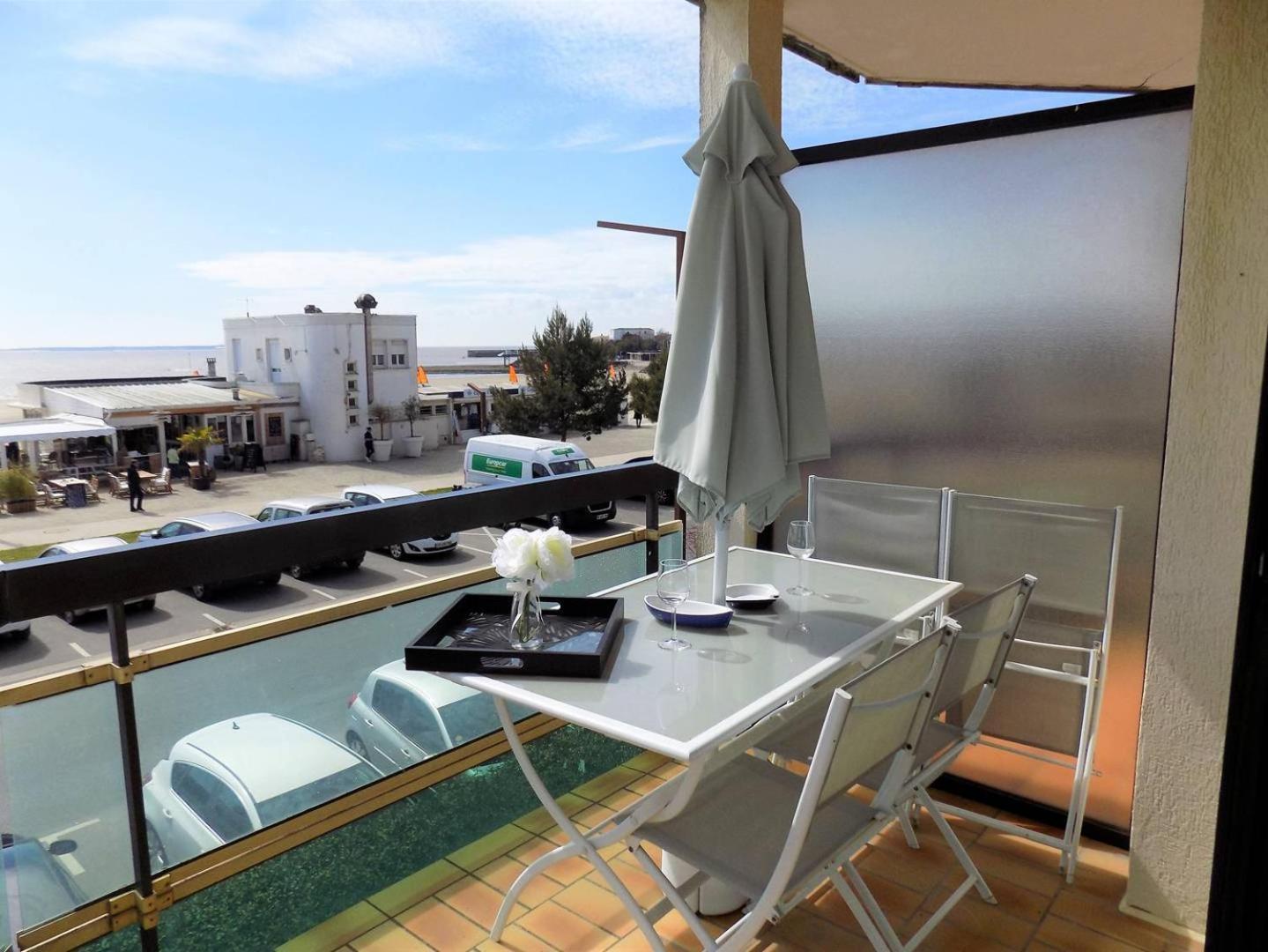 Saint Georges De Didonne - Pleine Vue Mer Pour Ce Studio Cabine Face A La Plage Exterior photo